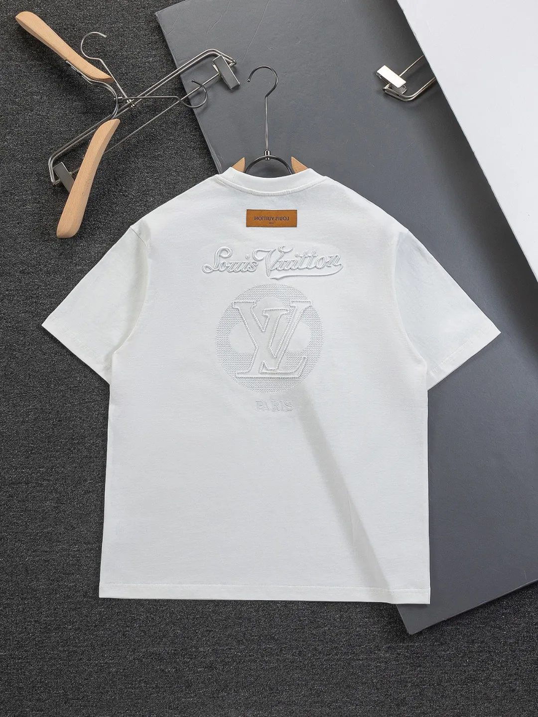 🅿️200 Louis Vuitton 1V LV lv slightly wide version S-XL LV 26ss new products are available at the counter simultaneously. Multiple craftsmanship. Classic simple letters on the chest🪡 embroidery. Simple letters on the back are hollowed out🪡 embroidery. Round neck short-sleeved T-shirt, same style for men and women! Consigned to one-to-one creation. Synchronized with the official website, pure cotton fabrics at the counter! It is close to the skin and comfortable, durable and easy to wear. It has a classic and simple logo design and meticulous original craftsmanship. Short-sleeves, a must-have item for men, do not appear to be the same for the general public, but must be unique and eye-catching. This LV short-sleeve is all about quality, comfort, the same shape and fashion as always, including fabrics and cutting techniques. All of them have been made with great effort! 320 grams of washed pure cotton fabric, pure cotton is breathable, very refreshing and comfortable for daily wear. The rib knitting on the neckline is smooth and tight, and the neckline will not be skewed if you toss it at will. The loose version, you will find that it looks really good on the upper body. The overall is minimalist and neat, super versatile for daily use! Pair it casually with a pair of pants for a youthful look. A T-shirt will make your outfit crazy. It is a fashionable item that can never go wrong! Color: Black White Size: S-XL Size chart: S: Shoulder width 50-Bust 56-Length 70 M: Shoulder width 52-Bust 57-Length 72 L: Shoulder width 54-Bust 59-Length 74 XL: Shoulder width 56-Bust 62-Length 76